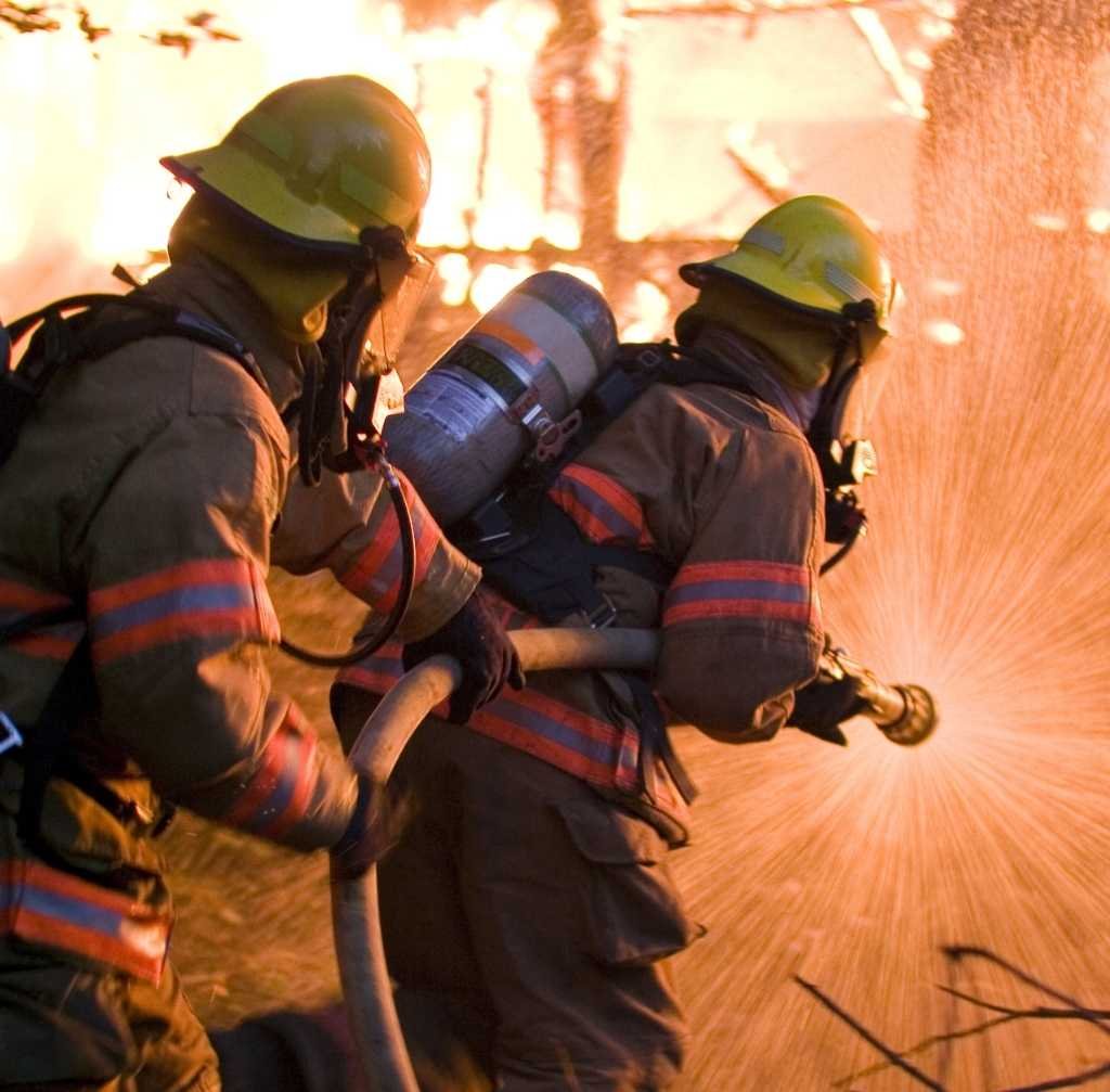 bomberos-en-un-incendio